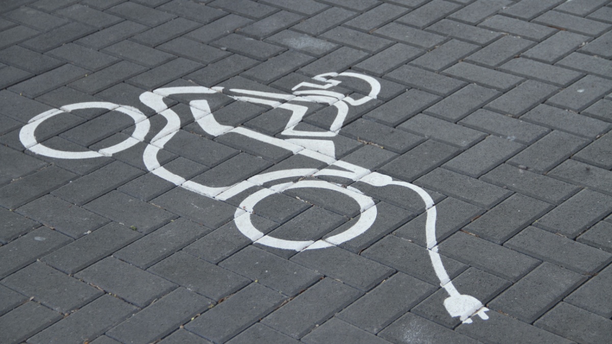 Simbolo della moto elettrica su una strada